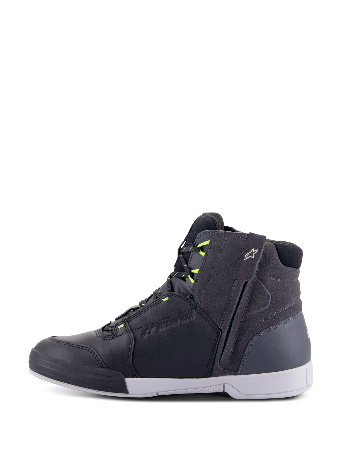 Sapatos Alpinestars Chrome Drystar®, sapatos de motociclismo, preto, cinzento escuro e amarelo fluo, perfil lateral com design urbano casual de cano alto, fecho lateral, sola branca e construção em pele impermeável e camurça com detalhes em amarelo fluorescente.