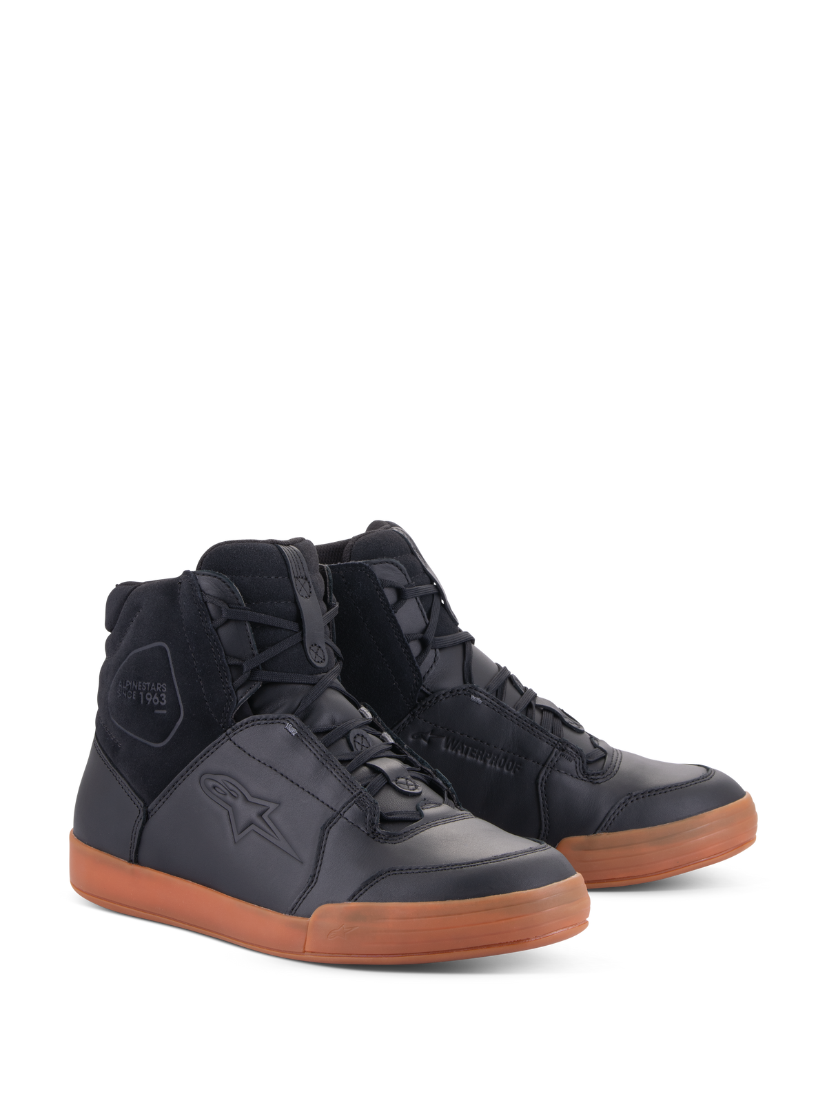 Alpinestars Chrome Drystar® Shoes, sapatos de motociclismo urbanos impermeáveis, parte superior em pele preta e camurça com sola de borracha cor de mel, design de sapatilha de cano alto, equipamento de condução casual com características de proteção