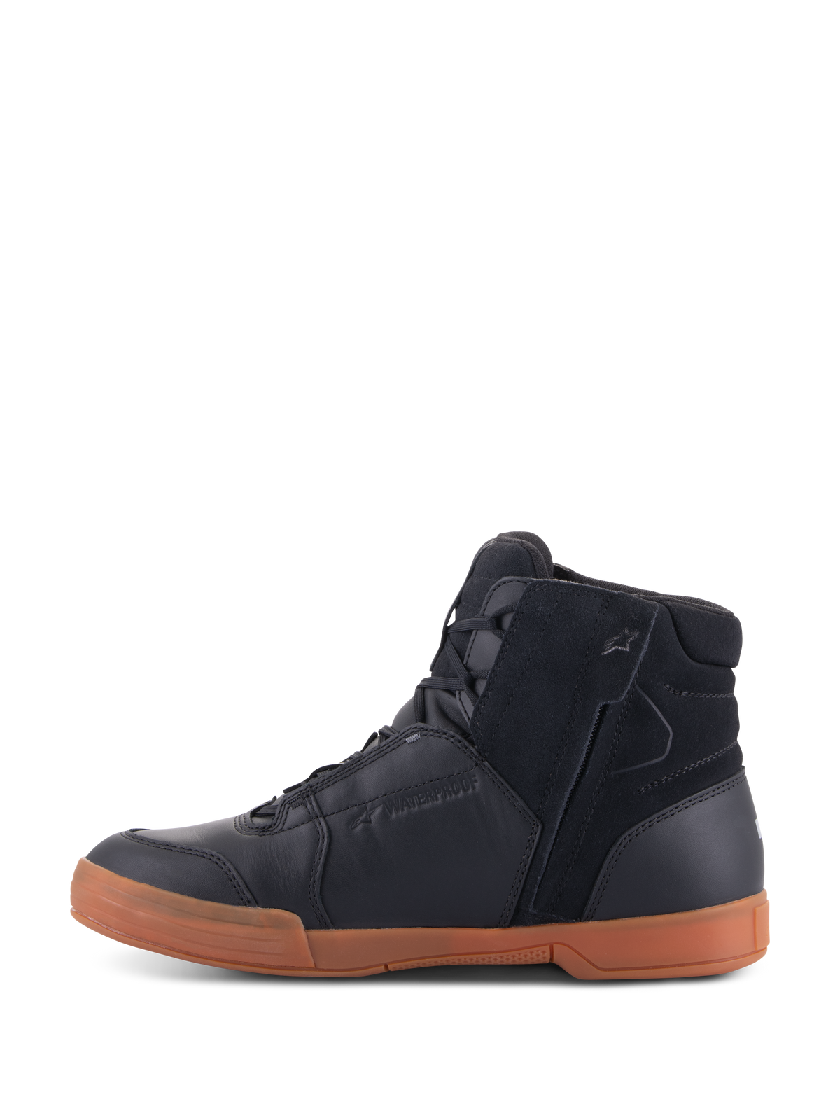 Sapatos Alpinestars Chrome Drystar®, Black Black Gum, calçado urbano de motociclismo com parte superior em pele preta e camurça, perfil de sapatilha de cano alto, sola de borracha cor de pastilha e fecho de correr lateral.