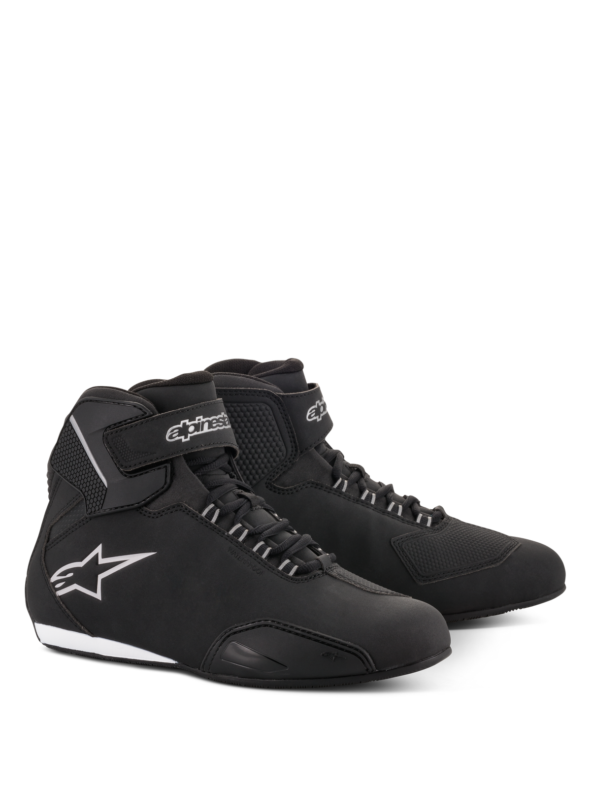 Sapatos Alpinestars Stella Sektor Waterproof para Mulher, sapatos de motociclismo, pretos e prateados, parte superior elegante em microfibra com fecho de atacadores e tira de velcro no tornozelo, com logótipo da estrela Alpinestars prateado na lateral e sola de borracha fina.