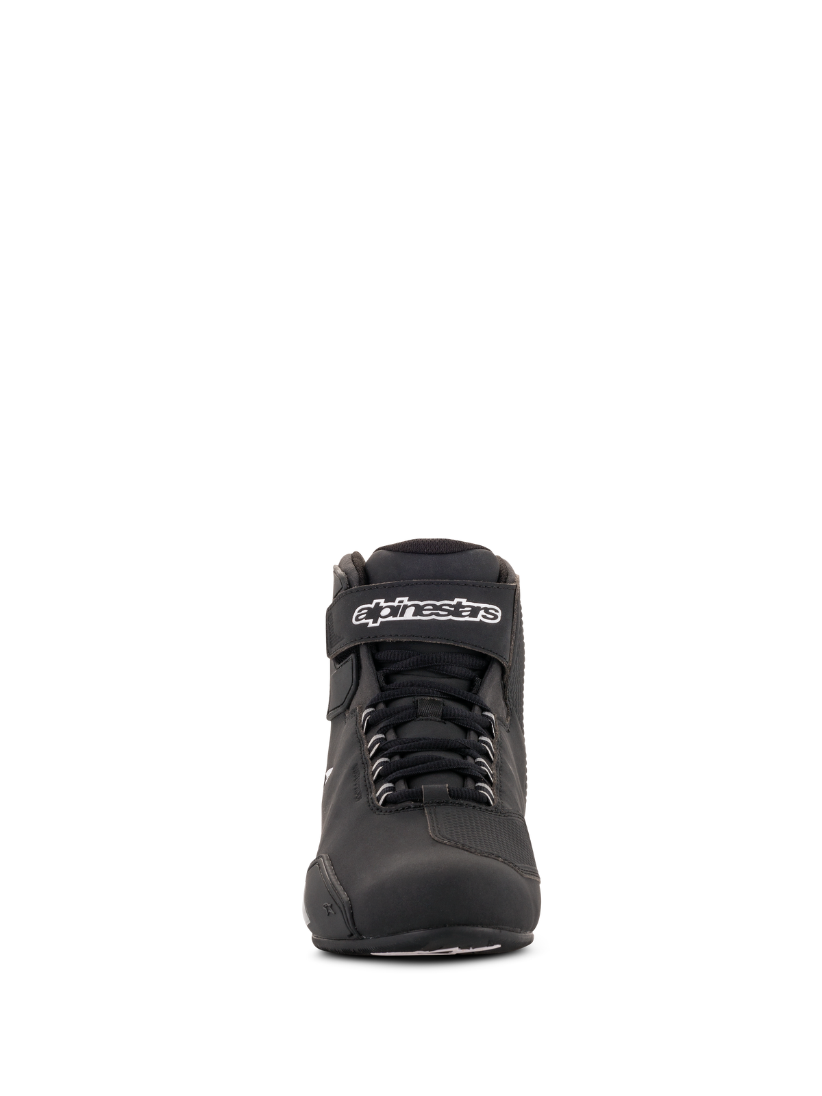 Sapatos Alpinestars Stella Sektor Waterproof para Mulher, pretos e prateados, vista frontal, sapatos de motociclismo de cano baixo com sistema de laço rápido, tira de velcro no tornozelo com logótipo branco e construção em microfibra durável.