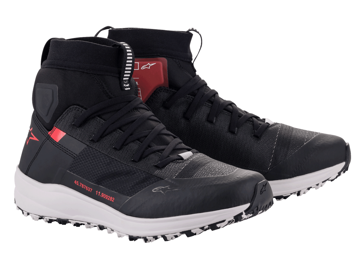 Sapatos Alpinestars Speedforce, sapatos de motociclismo de cano alto, pretos, brancos e vermelhos, com silhueta de ténis de corrida, parte superior em têxtil MATRYX, entressola branca e logótipo Alpinestars vermelho, calçado urbano técnico para condução em estrada