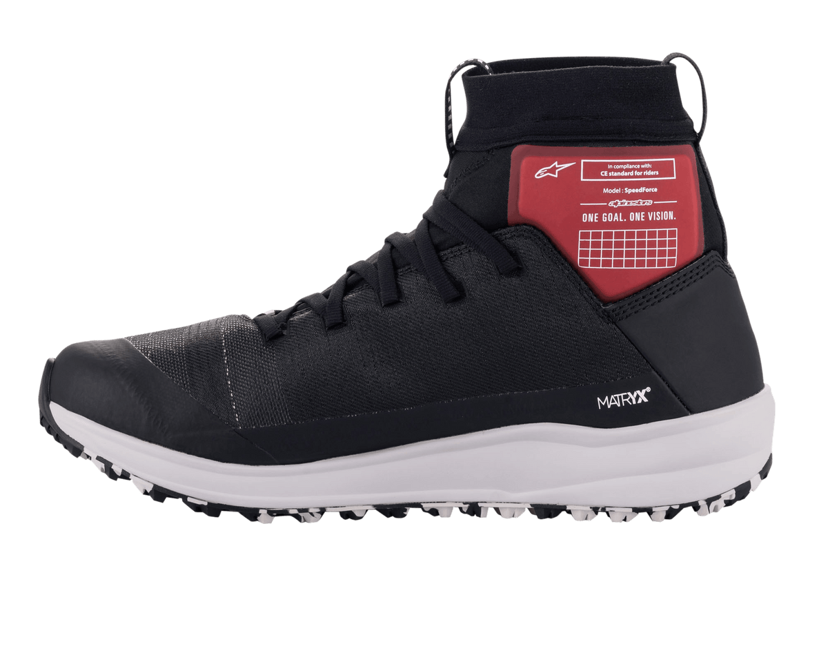 Alpinestars Speedforce Shoes, sapatos de motociclismo, pretos, brancos e vermelhos, com parte superior em têxtil MATRYX, proteção de tornozelo de corte alto com painel gráfico vermelho, entressola atlética branca, silhueta inspirada em ténis de corrida para condução urbana