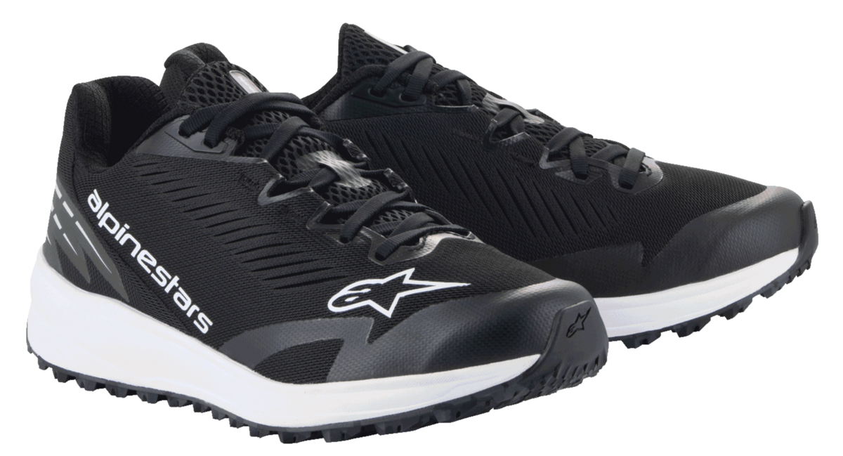 Sapatos Alpinestars Meta Road V2, sapatos sportswear, pretos e brancos, parte superior em malha respirável com logótipo Alpinestars em branco, entressola branca espessa, design atlético para fardamento de equipas de corrida