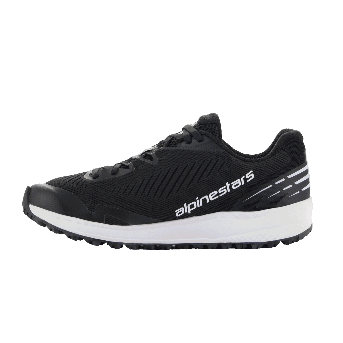 Alpinestars Meta Road V2 Shoes, sapatos de sportswear, pretos e brancos, parte superior em malha respirável com nervuras texturizadas diagonais, sola intermédia branca espessa, logótipo Alpinestars branco na lateral, detalhes de riscas brancas no calcanhar, design desportivo para uso casual e fardamento de equipas de corrida