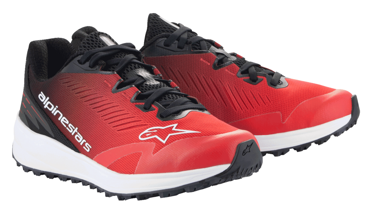 Sapatos Alpinestars Meta Road V2, calçado desportivo, vermelho, preto e branco, design de cano baixo com parte superior em malha vermelha respirável, detalhes e atacadores pretos, logótipo Alpinestars branco e entressola amortecida branca.