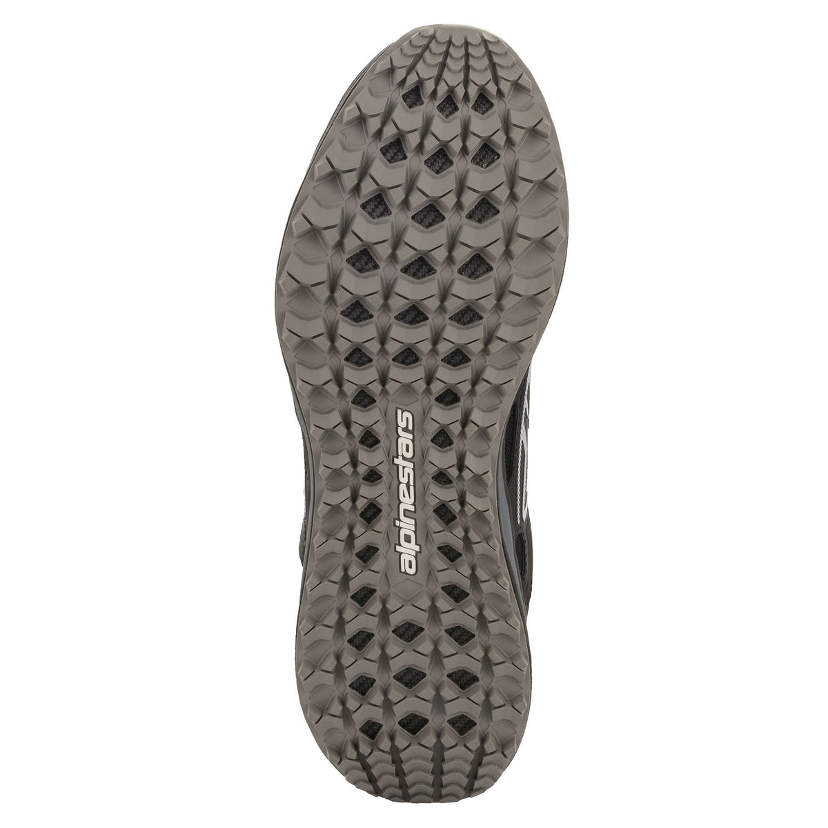 Sapatos Alpinestars Meta Trail, Preto e Cinzento Escuro, vista da sola exterior mostrando a sola de borracha resistente ao óleo com um padrão de relevos texturizados para tração, logótipo Alpinestars central, calçado de performance para ambientes de paddock
