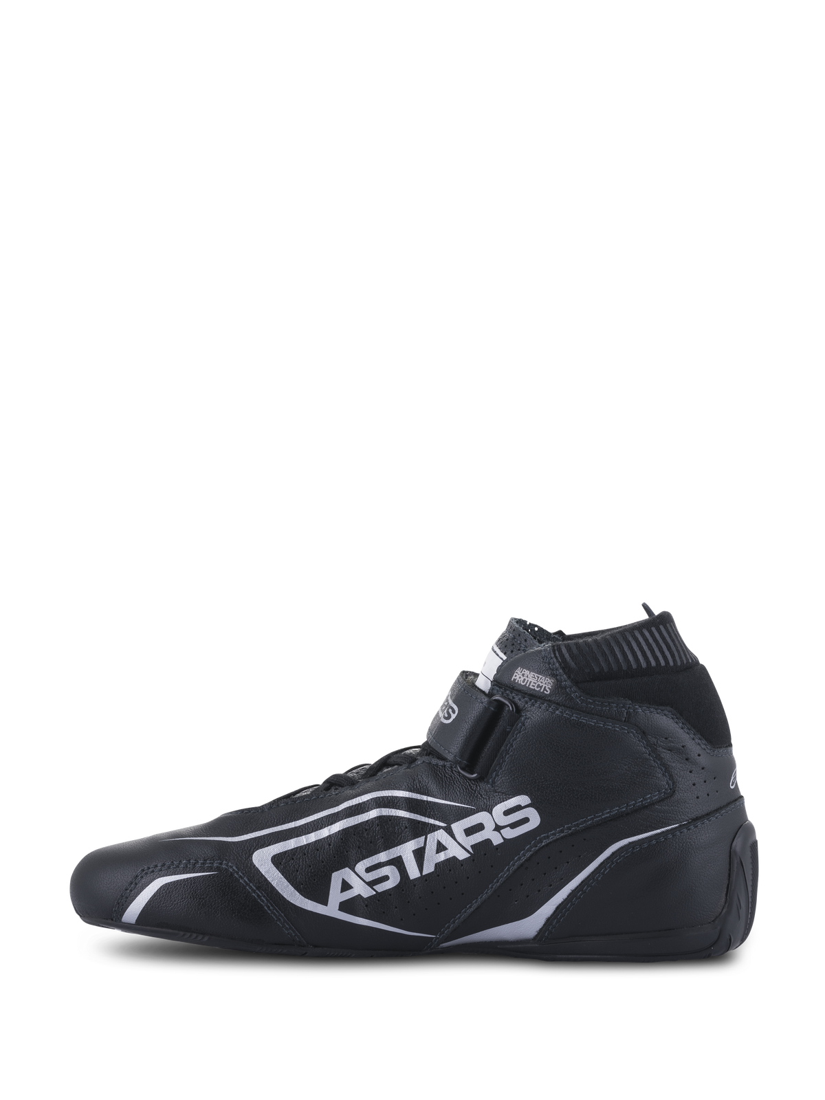 Sapatos Alpinestars Tech-1 T V3 FIA, sapatos de automobilismo, pretos e prateados, vista de perfil lateral, construção integral em couro bovino com logótipo ASTARS prateado, tira ajustável de gancho e laço e gola elástica à prova de fogo.