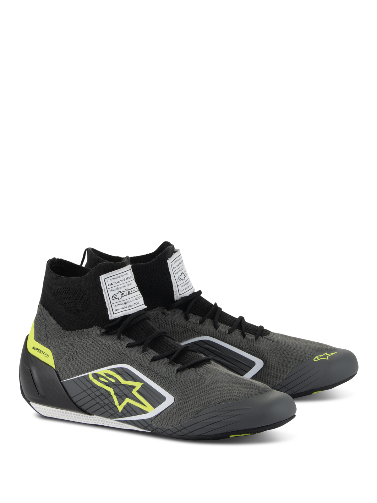 Sapatos Alpinestars Supertech, calçado de automobilismo, cinzento e preto com detalhes em amarelo néon, com parte superior em malha aramídica, calcanhar em fibra de carbono e etiquetas brancas de certificação FIA na língua, design de automobilismo profissional