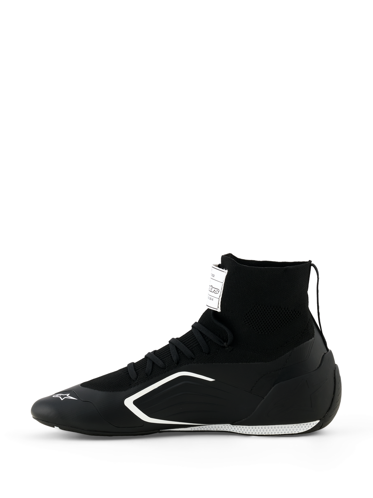 Sapatos Alpinestars Supertech K - FIA, sapatos de karting, pretos e brancos, vista de perfil lateral, com construção de cano alto totalmente tricotada, grafismos laterais angulares brancos e logótipo branco na biqueira, calçado técnico de competição