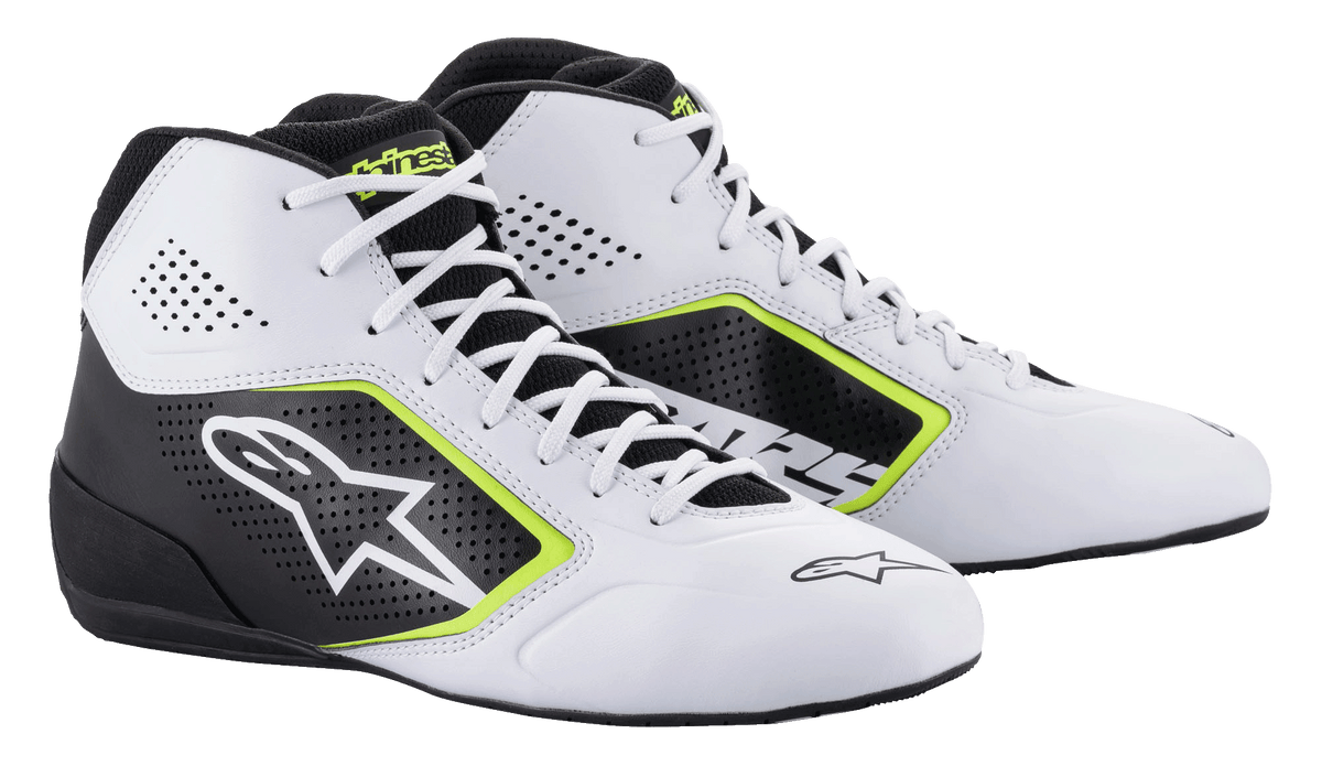 Sapatos Alpinestars Tech-1 K Start V2, sapatos de karting, branco, preto e amarelo fluo, com painéis laterais perfurados, logótipo de estrela branco grande e detalhes em amarelo néon, calçado profissional de desporto motorizado