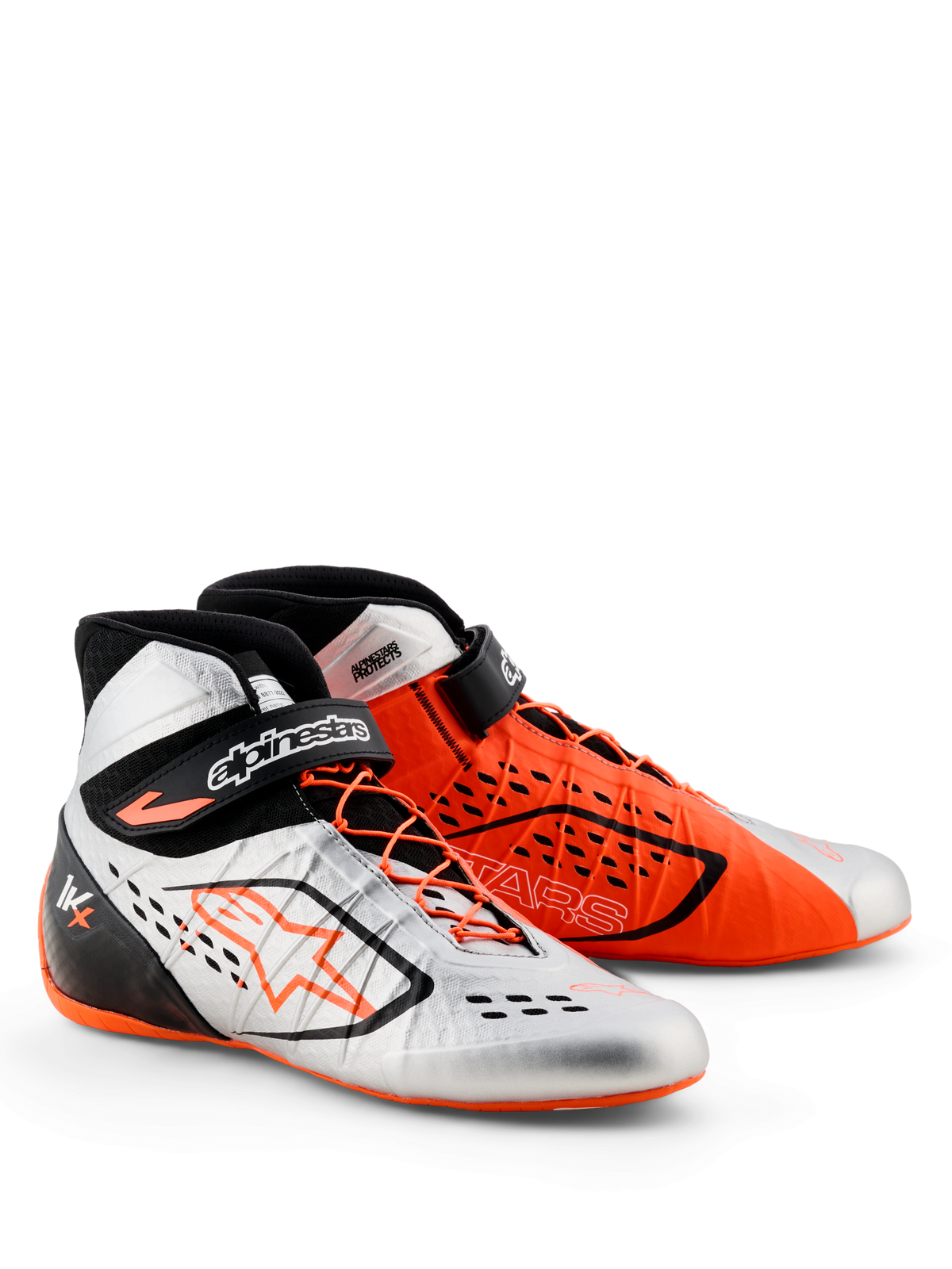 Sapatos Alpinestars Tech-1 KX V3 - FIA, sapatos de karting, preto, prateado e laranja fluorescente, design de cores desiguais com um sapato prateado e um sapato laranja, com sistema de atacadores assimétricos e tiras de tornozelo ajustáveis, construção leve e elegante para desempenho em pista