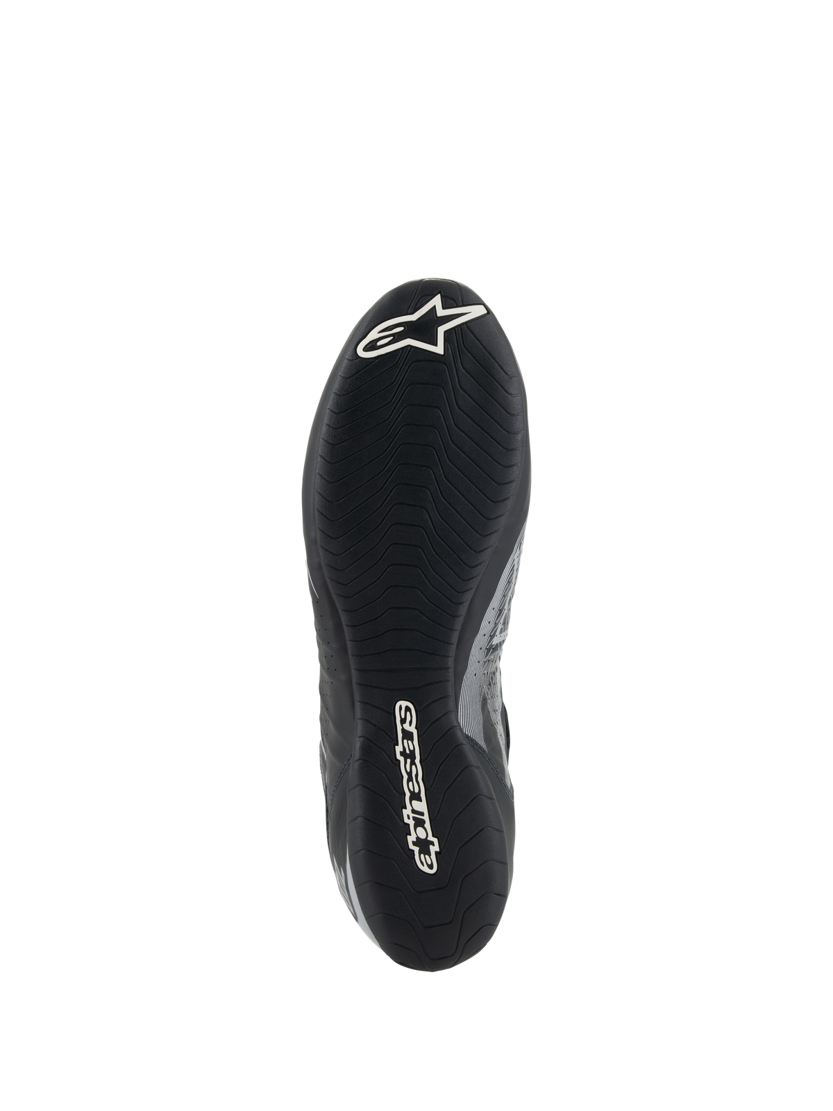 Sapatos Alpinestars Tech-1 Z V3 FIA, vista da sola do sapato de corrida preto e prateado, com sola exterior fina em borracha derivada da F1 e padrão de piso assimétrico, logótipos brancos incluindo o logo Astar e a marca nominativa Alpinestars