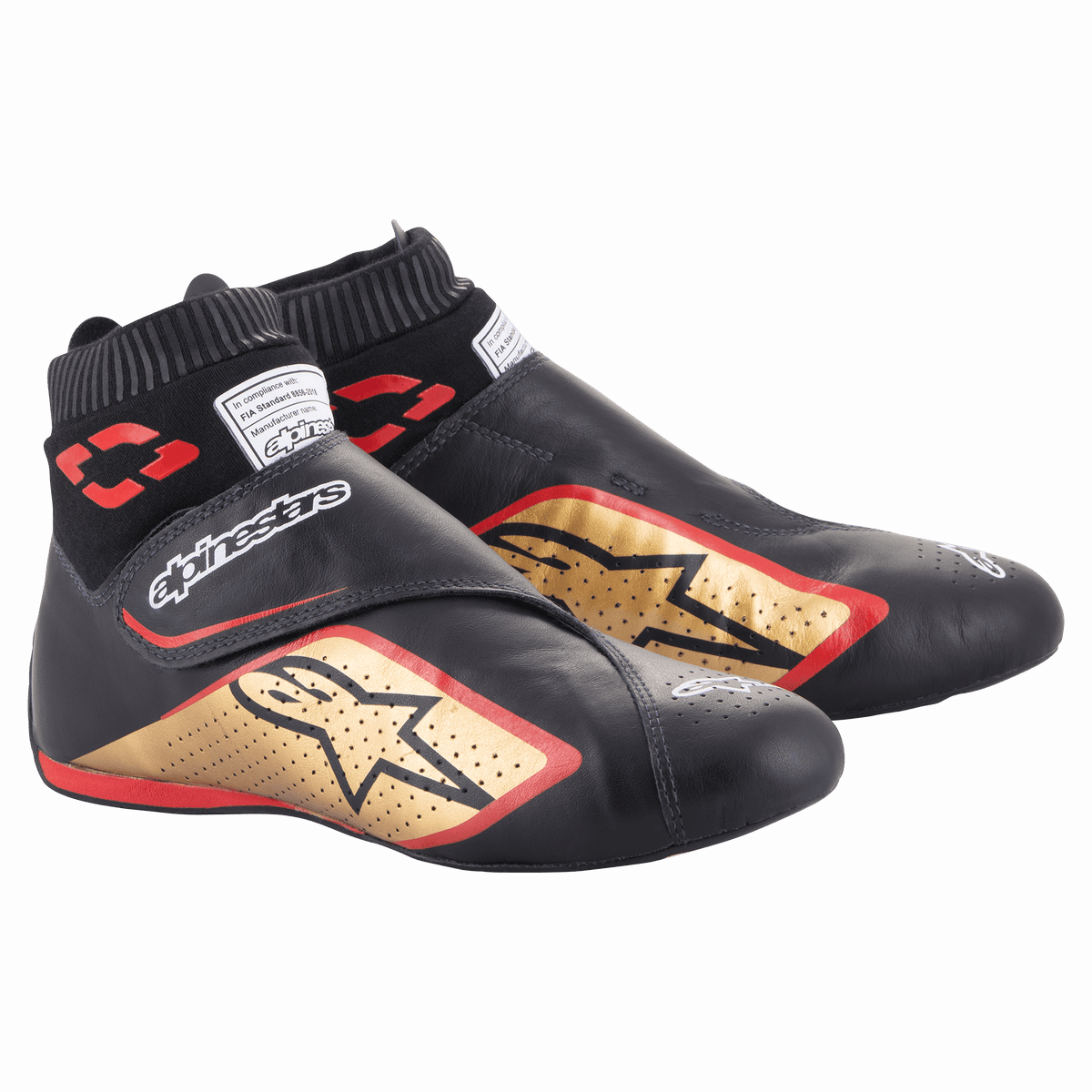 Alpinestars Supermono V2 Shoes FIA, sapatos de automobilismo, pretos, dourados e vermelhos, construção em couro ultraleve, com logótipo de estrela dourada e contornos vermelhos, colarinho elástico tipo meia e fecho de tira aderente
