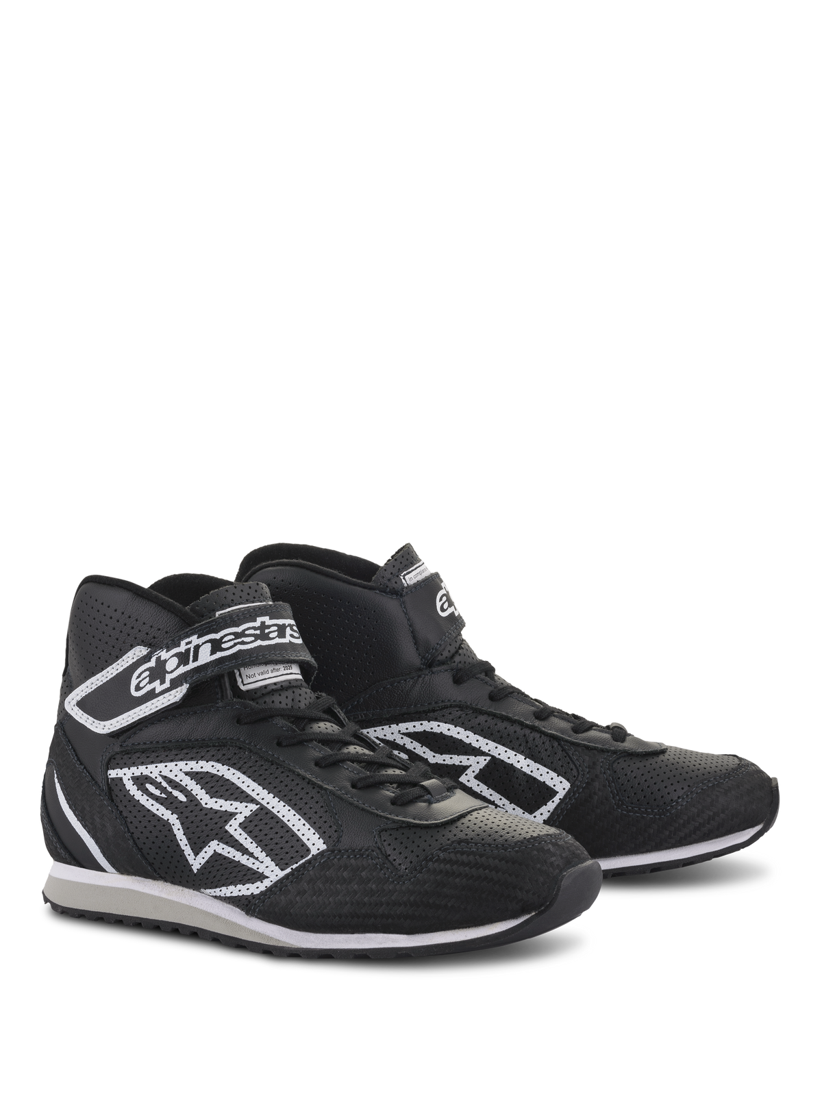 Sapatos Alpinestars Radar, calçado profissional para equipas de pit-stop, pretos e brancos, construção em couro com zonas de perfuração para ventilação, apresenta o logótipo Astars branco na lateral e tira ajustável no tornozelo com marca, sola de borracha durável para utilização em garagem