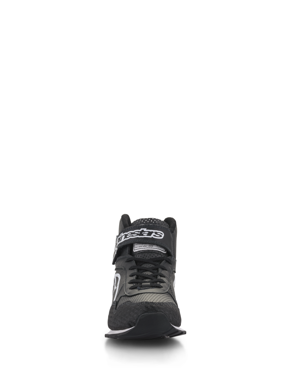 Sapatos Alpinestars Radar, sapatos para equipas de pit-stop de automobilismo, pretos e brancos, vista frontal apresentando atacadores pretos e uma tira de velcro no tornozelo com logótipo branco, parte superior em couro perfurado com biqueira reforçada, calçado profissional para equipas de pit-stop