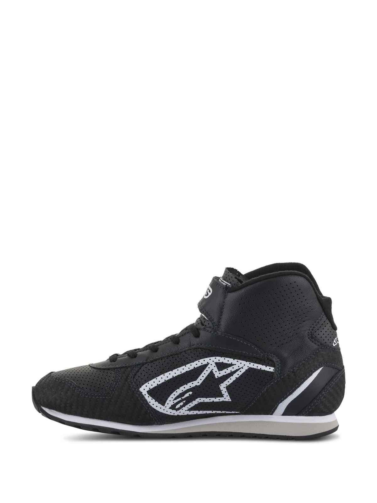 Sapatos Radar Alpinestars, sapatos para equipas de pit-stop de competição automóvel, pretos e brancos, perfil de cano alto com parte superior em pele perfurada, icónico logótipo A-star branco na lateral e tira de tornozelo ajustável com velcro.