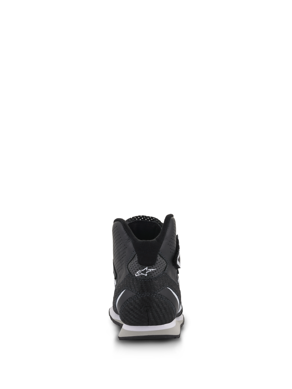 Sapatos Alpinestars Radar, calçado para equipas de pit-stop de automobilismo, pretos e brancos, vista traseira com destaque para o calcanhar em couro de carbono reforçado com logótipo Astars branco, painéis em couro perfurado e colarinho ergonómico de corte baixo
