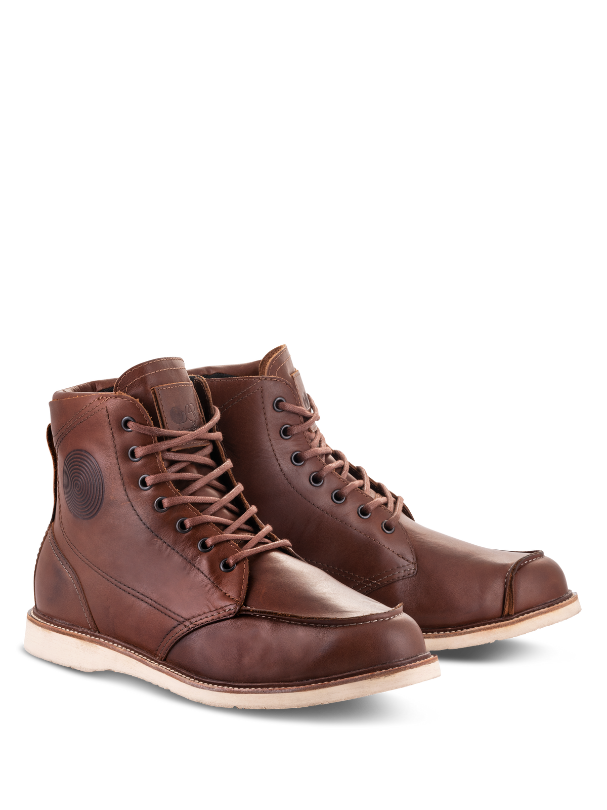 Sapatos Alpinestars Oscar Monty V2, botas de motociclismo em pele castanha, design moc toe de inspiração clássica com sola em cunha off-white, construção em pele bovina durável para condução urbana e em estrada