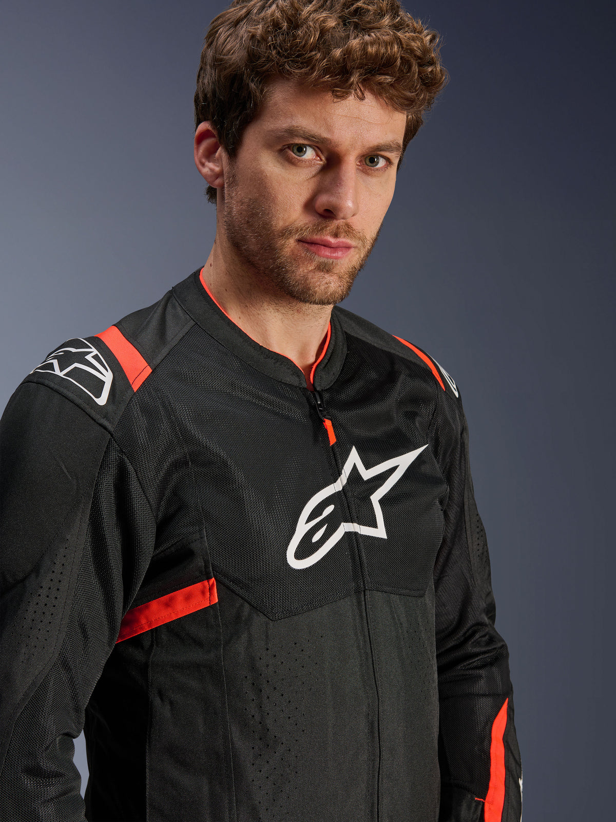 Alpinestars T-SPS Air V2, casaco de moto para homem em malha, preto e vermelho fluo, Tech-Air Ready, vestido por modelo.