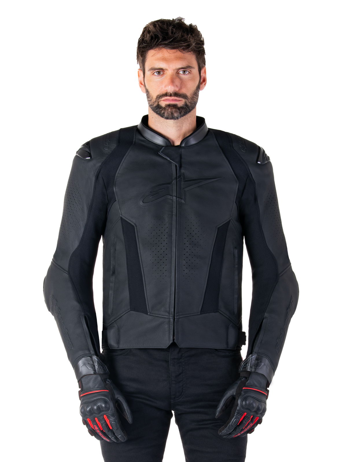 Alpinestars Missile V3 Leather Jacket, casaco de corrida de motociclismo preto, usado por um modelo com luvas e calças pretas a condizer, com pele perfurada para ventilação, sliders exteriores nos ombros e design desportivo elegante