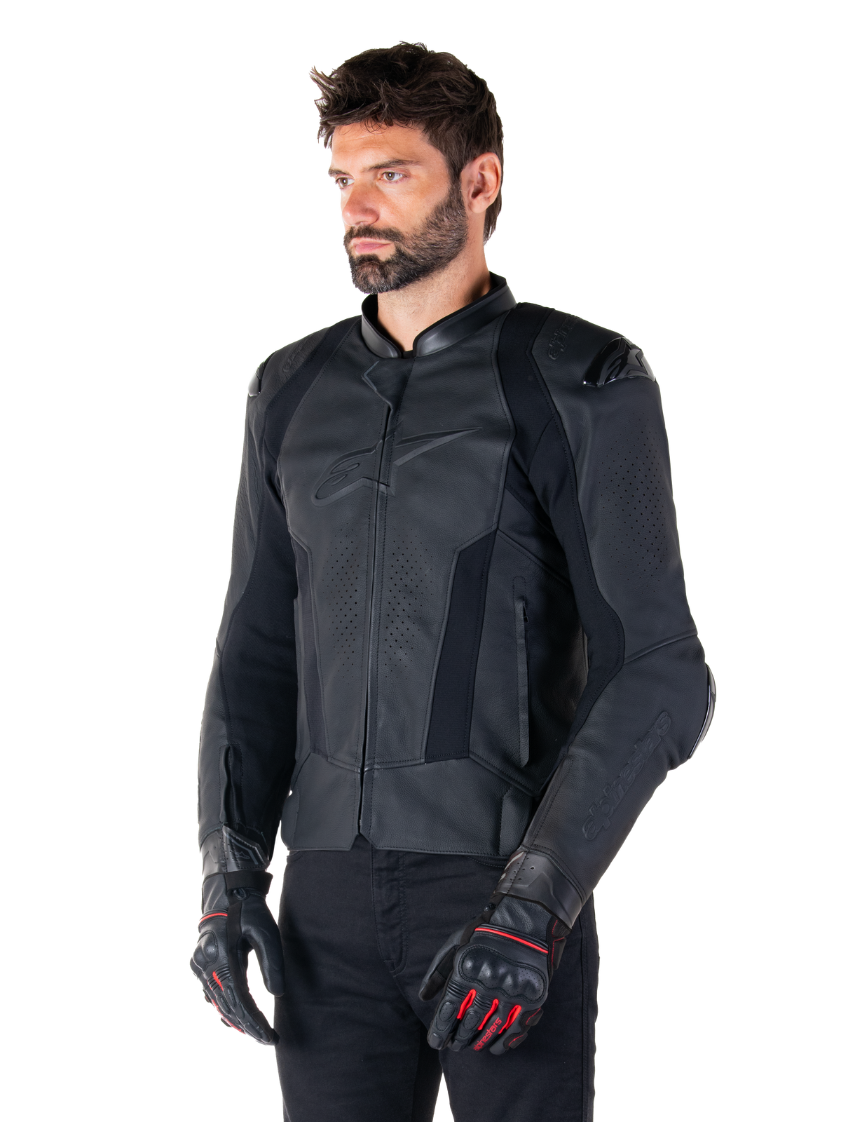 Piloto masculino a usar o Casaco de Couro Alpinestars Missile V3 em Preto, couro bovino premium com painéis perfurados no peito e protetores de ombros externos DFS, combinado com calças pretas e luvas de corrida pretas e vermelhas.