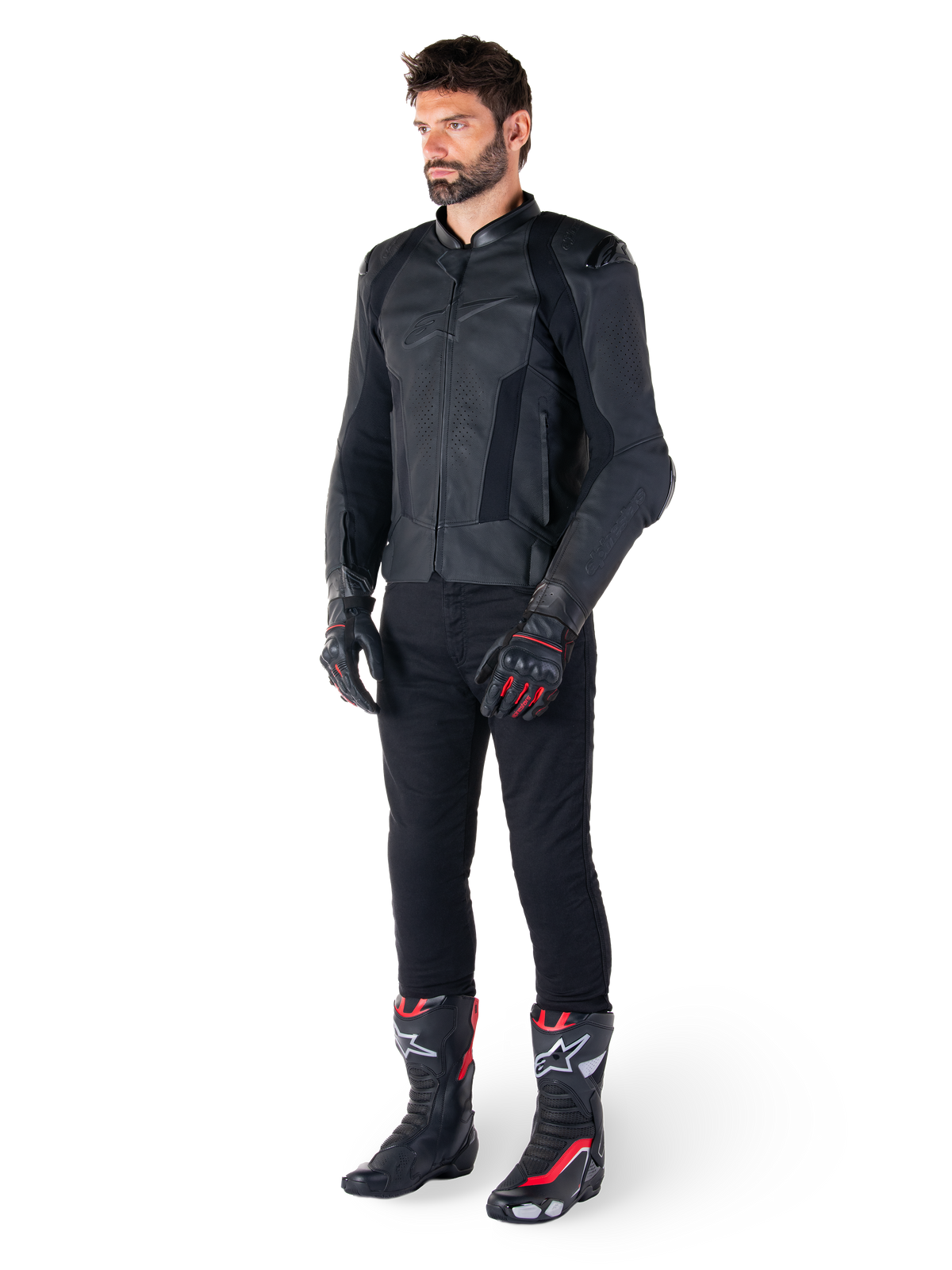 Casaco de Couro Alpinestars Missile V3, preto, usado por um motociclista com calças pretas e luvas e botas de corrida pretas e vermelhas, com painéis de couro perfurado e logótipos monocromáticos elegantes, estética desportiva de corrida profissional