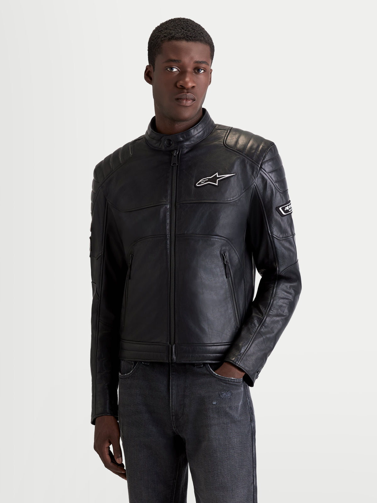 Alpinestars Revern casaco de couro, blusão de moto urbano para homem em preto, vista frontal num modelo a vestir equipamento de estrada heritage com proteção certificada nos ombros e cotovelos