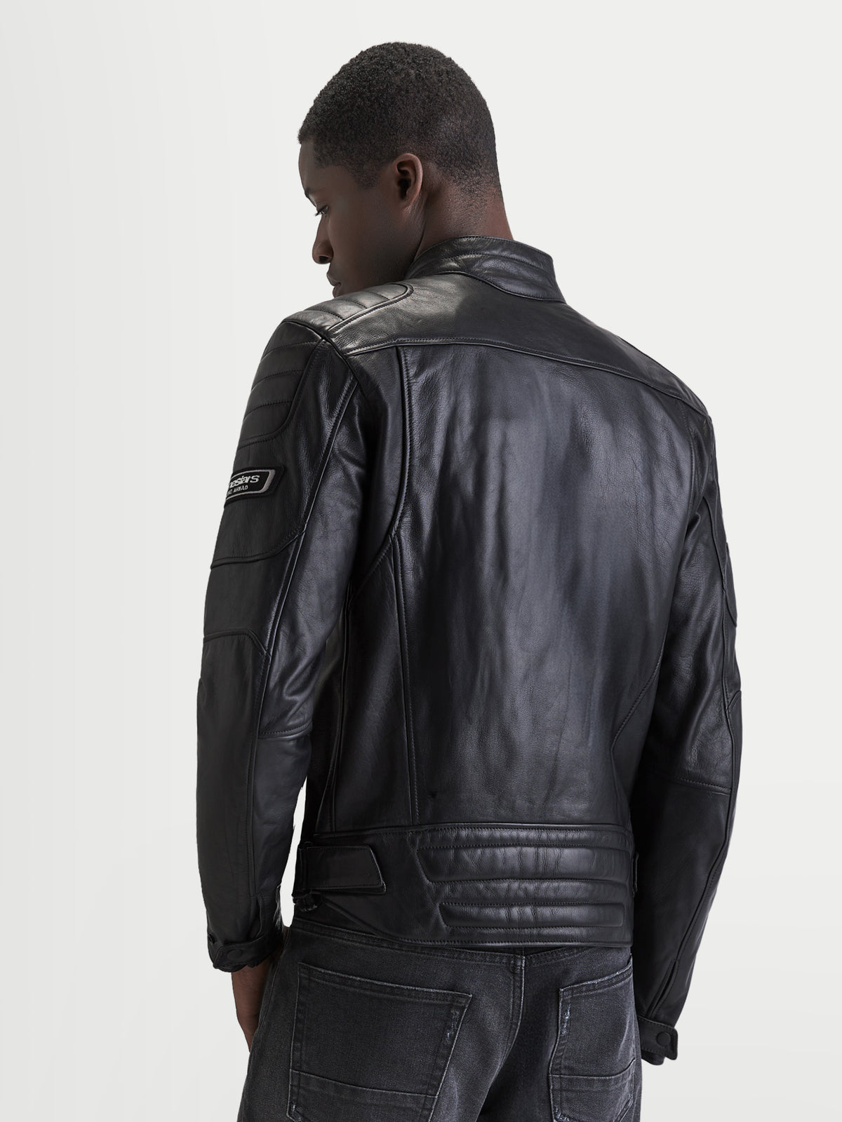 Alpinestars Revern Casaco de couro, blusão de moto para homem, preto, vista traseira num modelo a mostrar a construção em couro de bovino e pormenores de branding com estilo heritage
