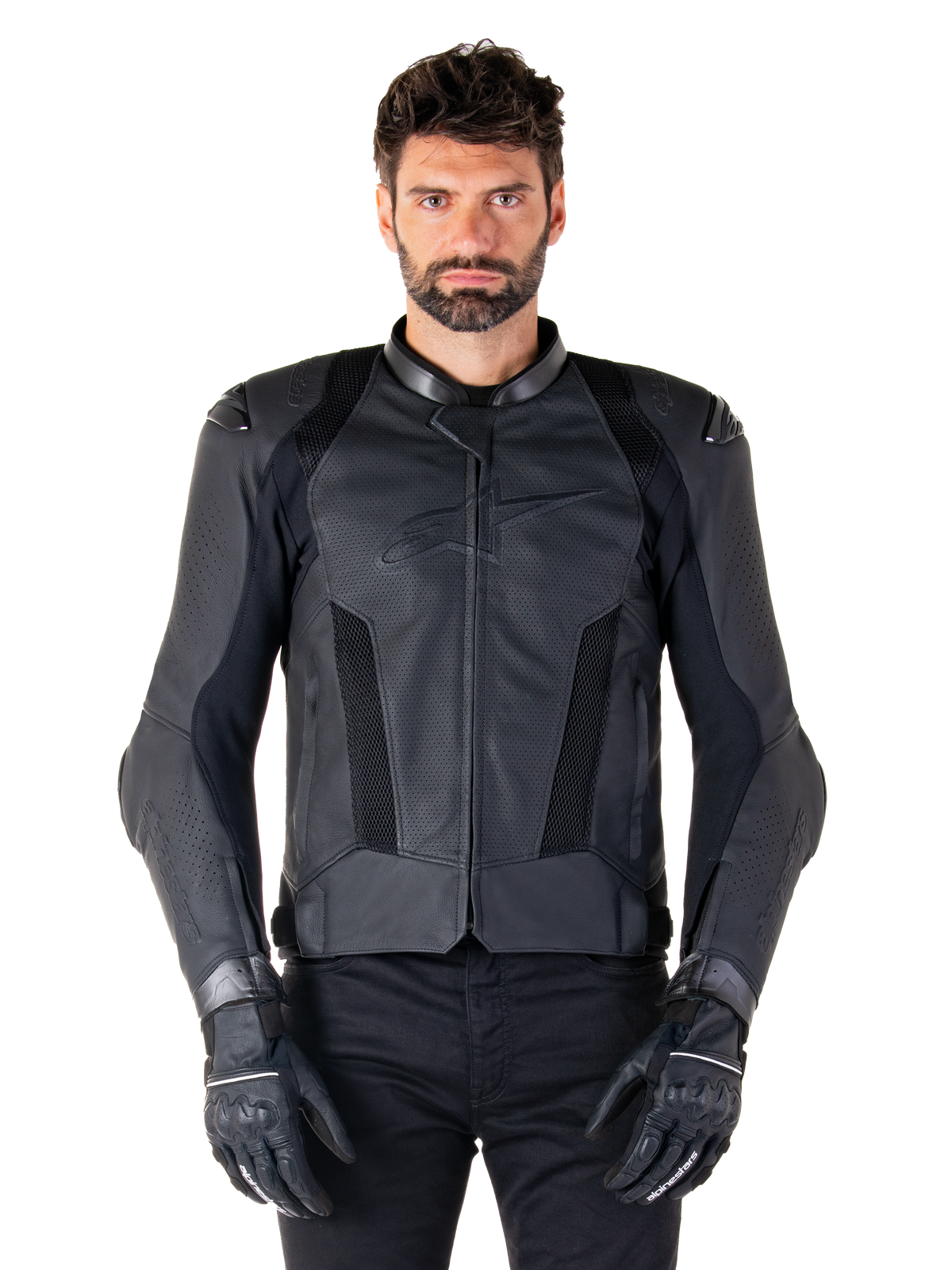Alpinestars Missile V3 Airflow Leather Jacket, casaco de motociclismo em pele para corrida, preto, vestido por um modelo com luvas e calças pretas, com painéis de pele perfurada, ventilação em malha e protetores externos nos ombros, construção em pele premium para condução desportiva.