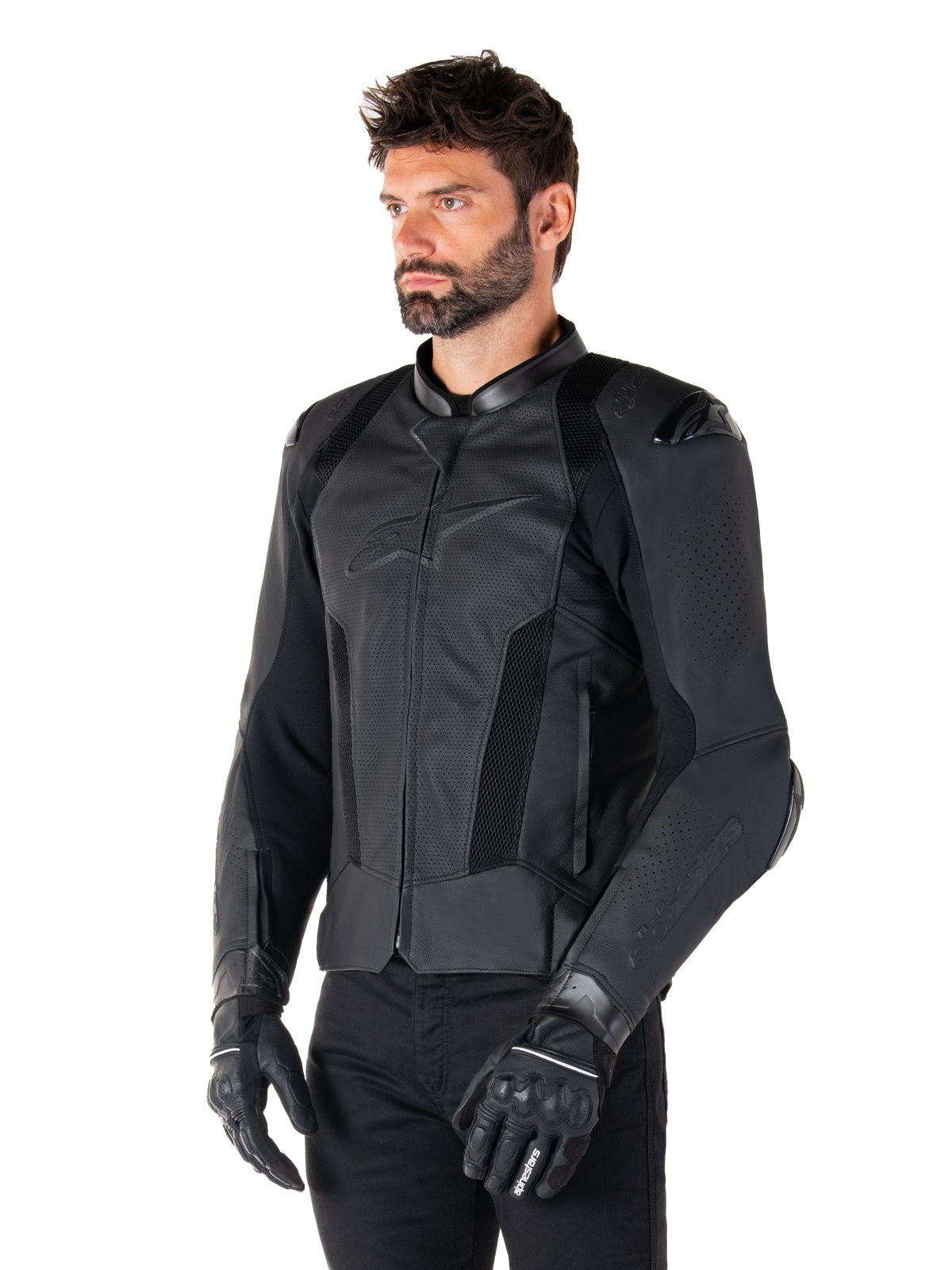 Alpinestars Missile V3 Airflow Leather Jacket, casaco de couro preto, usado por um homem com luvas e calças de motociclismo pretas, com painéis de couro perfurado extensos, protetores de ombro DFS e um design elegante de ajuste de corrida.
