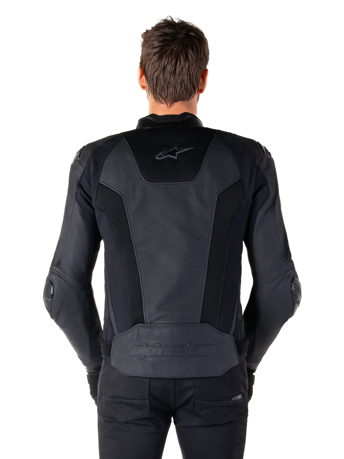 Vista traseira de um modelo a usar o Casaco de Couro Alpinestars Missile V3 Airflow em preto, mostrando painéis perfurados extensos e inserções de malha nas costas para ventilação, com a marca em relevo na parte inferior das costas.