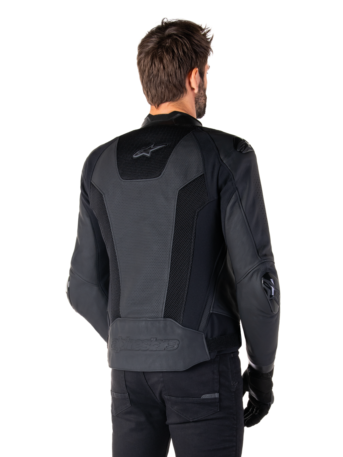 Alpinestars Missile V3 Airflow Leather Jacket, preto, vista traseira no modelo, com couro perfurado e painéis de malha para ventilação, protetores externos em TPU nos ombros e cotovelos, design elegante de inspiração racing