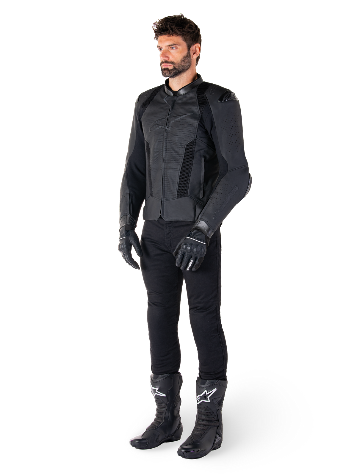 Casaco de Couro Alpinestars Missile V3 Airflow, preto, usado por um motociclista com calças, luvas e botas pretas a condizer, com couro bovino perfurado para ventilação máxima e proteções de ombros DFS, equipamento de motociclismo desportivo premium
