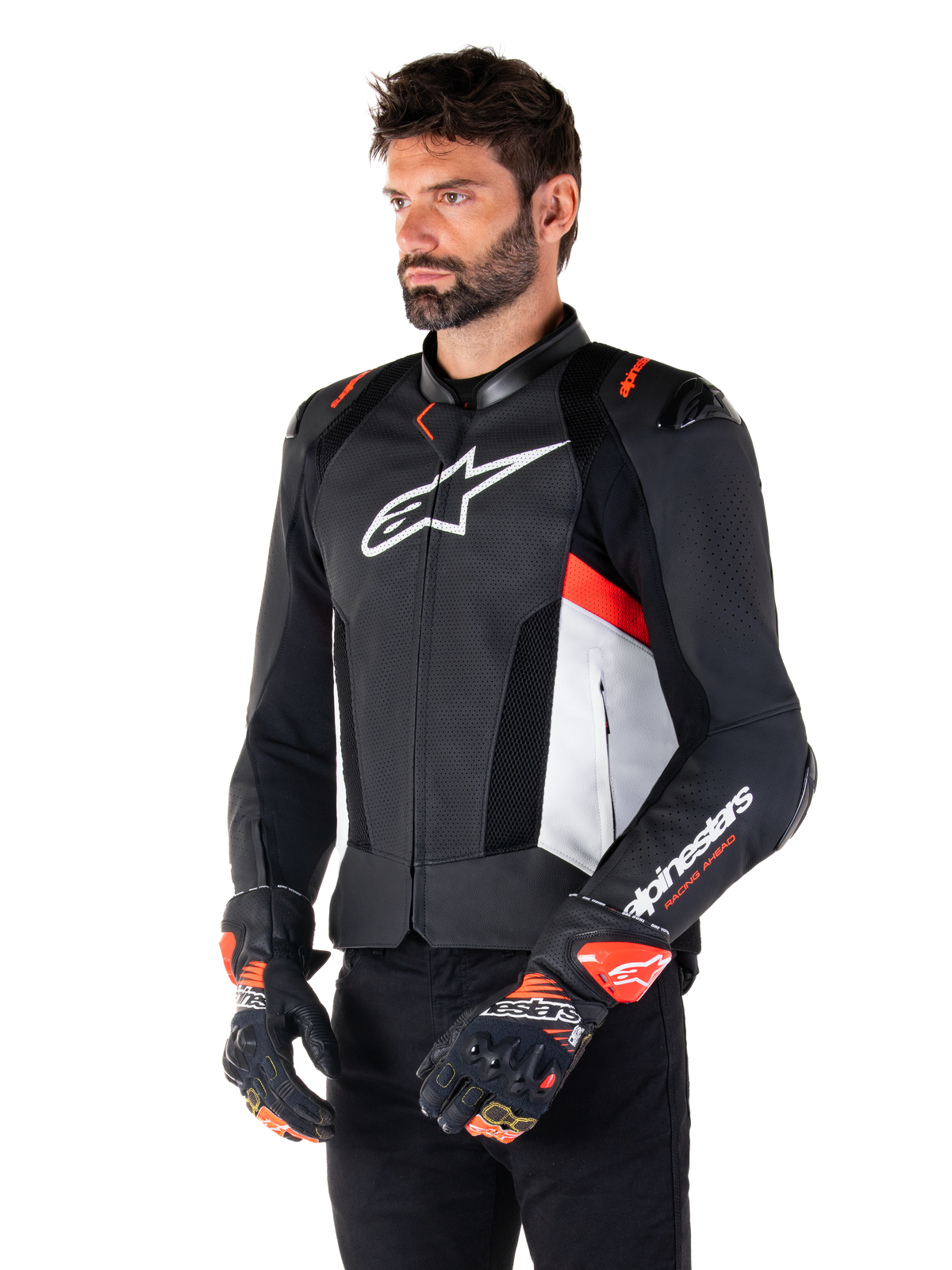 Alpinestars Missile V3 Airflow Leather Jacket, casaco de motociclismo racing sport, preto, branco e vermelho fluo, vestido por um modelo com luvas a combinar, com painéis de couro perfurado, grande logótipo branco no peito e sliders de ombro pretos