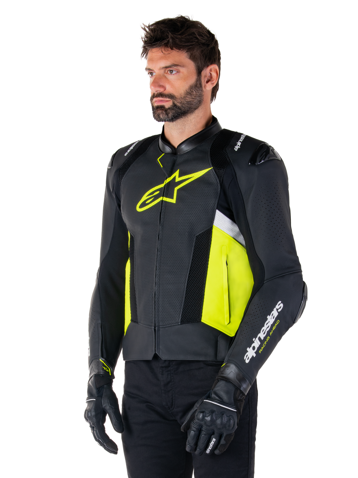Modelo masculino a usar o Casaco de Couro Alpinestars Missile V3 Airflow, preto com detalhes em amarelo fluo e branco, com couro perfurado para ventilação máxima, logótipo amarelo proeminente no peito, combinado com luvas e calças pretas, equipamento de motociclismo de estilo desportivo