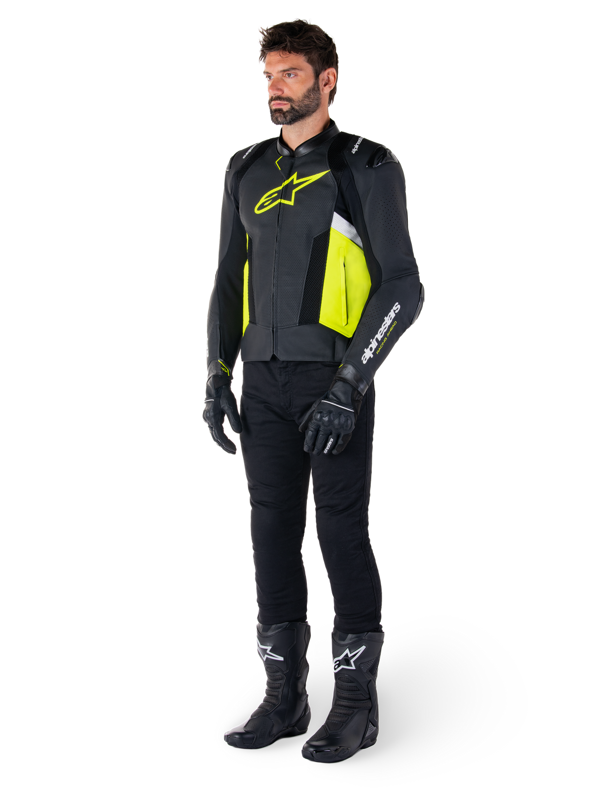 Modelo masculino a usar o Casaco de Couro Alpinestars Missile V3 Airflow em preto, amarelo fluo e branco, com luvas, calças e botas de motociclismo pretas, exibindo o design em couro perfurado e a estética inspirada nas corridas.