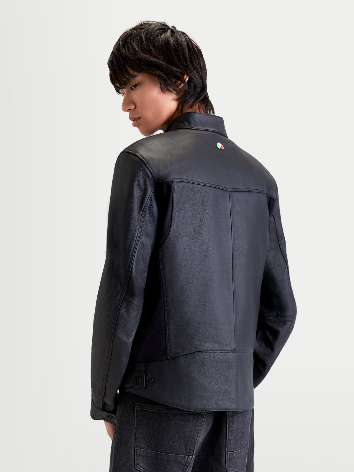 Alpinestars Maver X Casaco de couro, casaco de moto urbano contemporâneo para homem, preto, vista traseira num modelo a mostrar a construção em couro premium e o colarinho de estilo biker