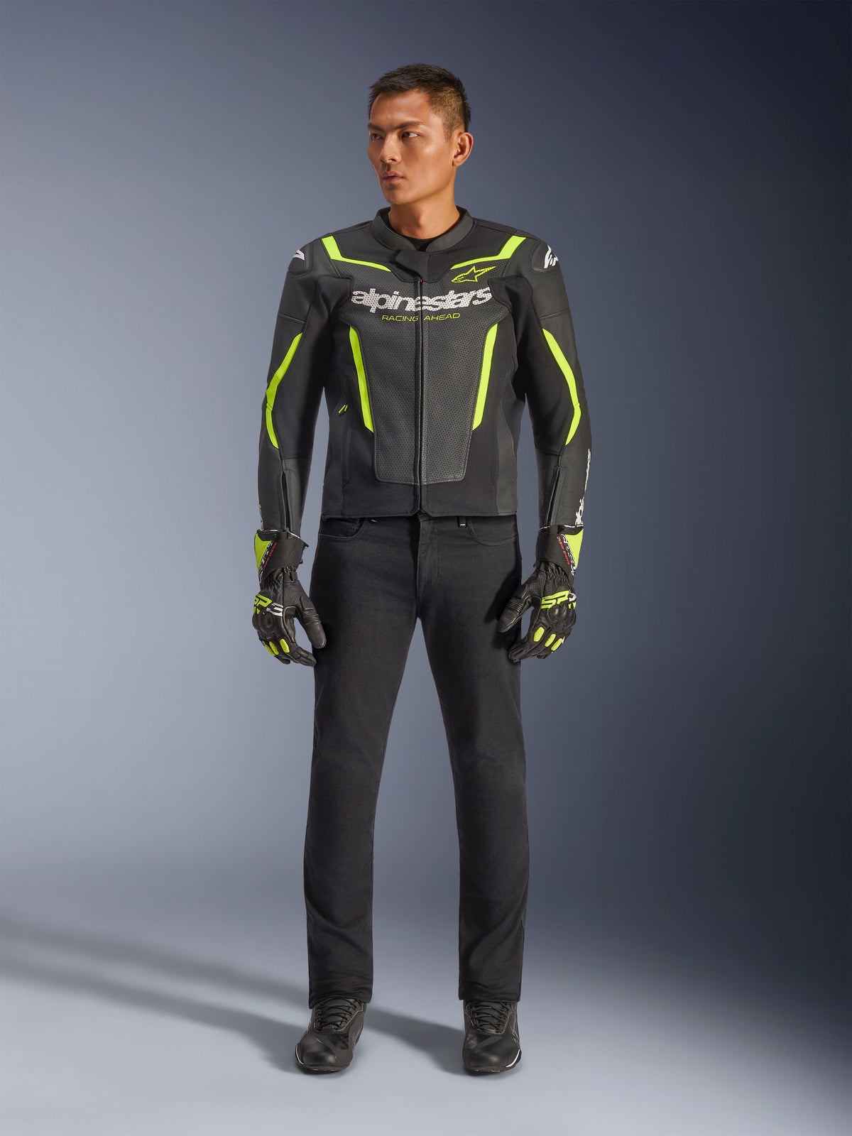 Casaco de Couro Alpinestars GP Force V2 Air, Preto e Amarelo Fluo, casaco desportivo em couro perfurado com detalhes amarelos vibrantes e a marca Alpinestars, usado com calças pretas e luvas de motociclismo a condizer