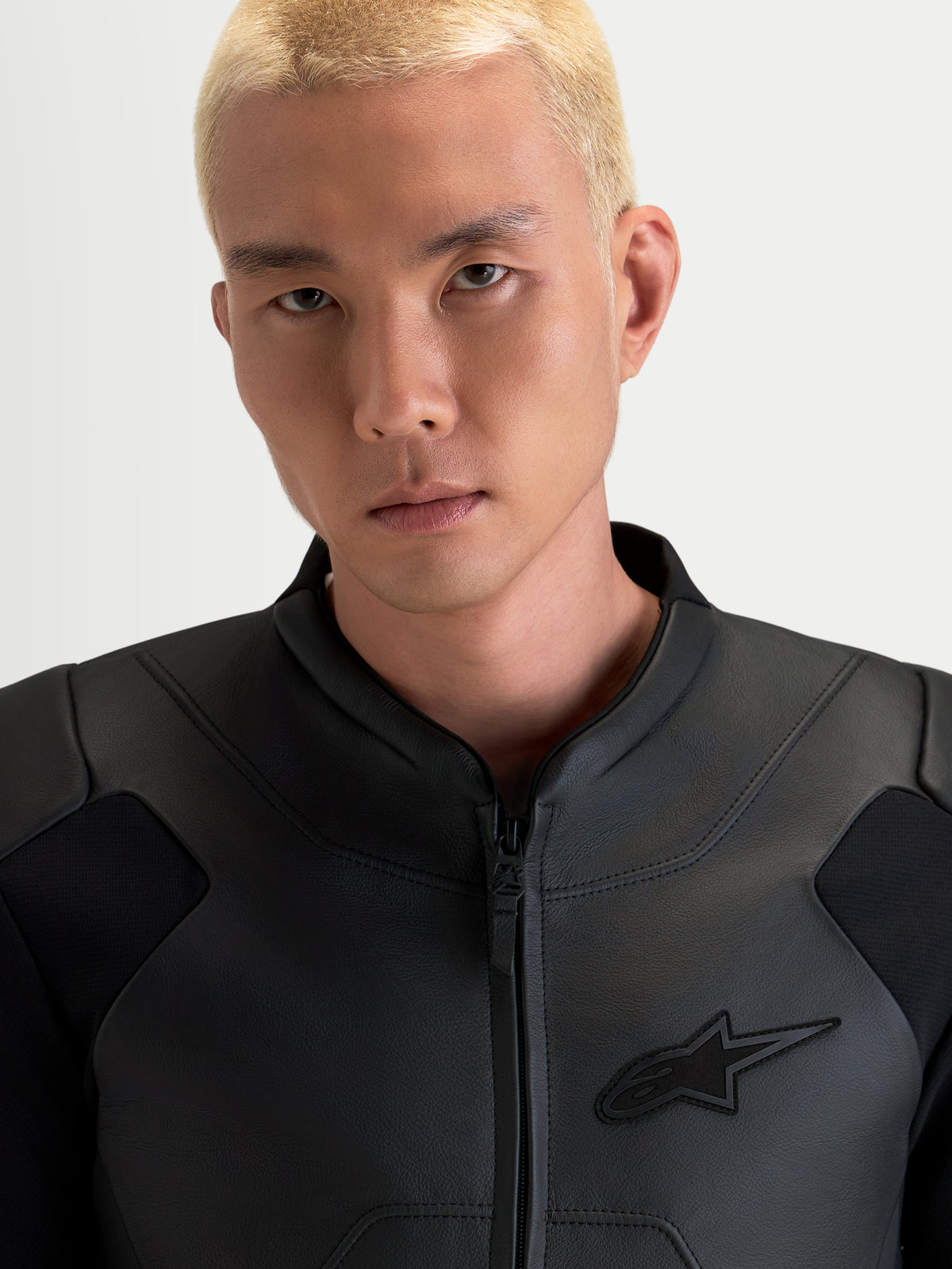 Alpinestars Caliber V2, casaco de moto em couro para homem, preto, retrato em plano aproximado com gola ergonómica
