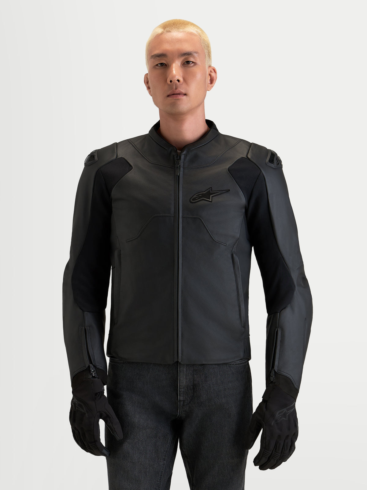 Alpinestars Caliber V2 Casaco de couro, blusão de moto para homem, preto, com ombros DFS e construção em pele bovina de flor integral, vestido num modelo