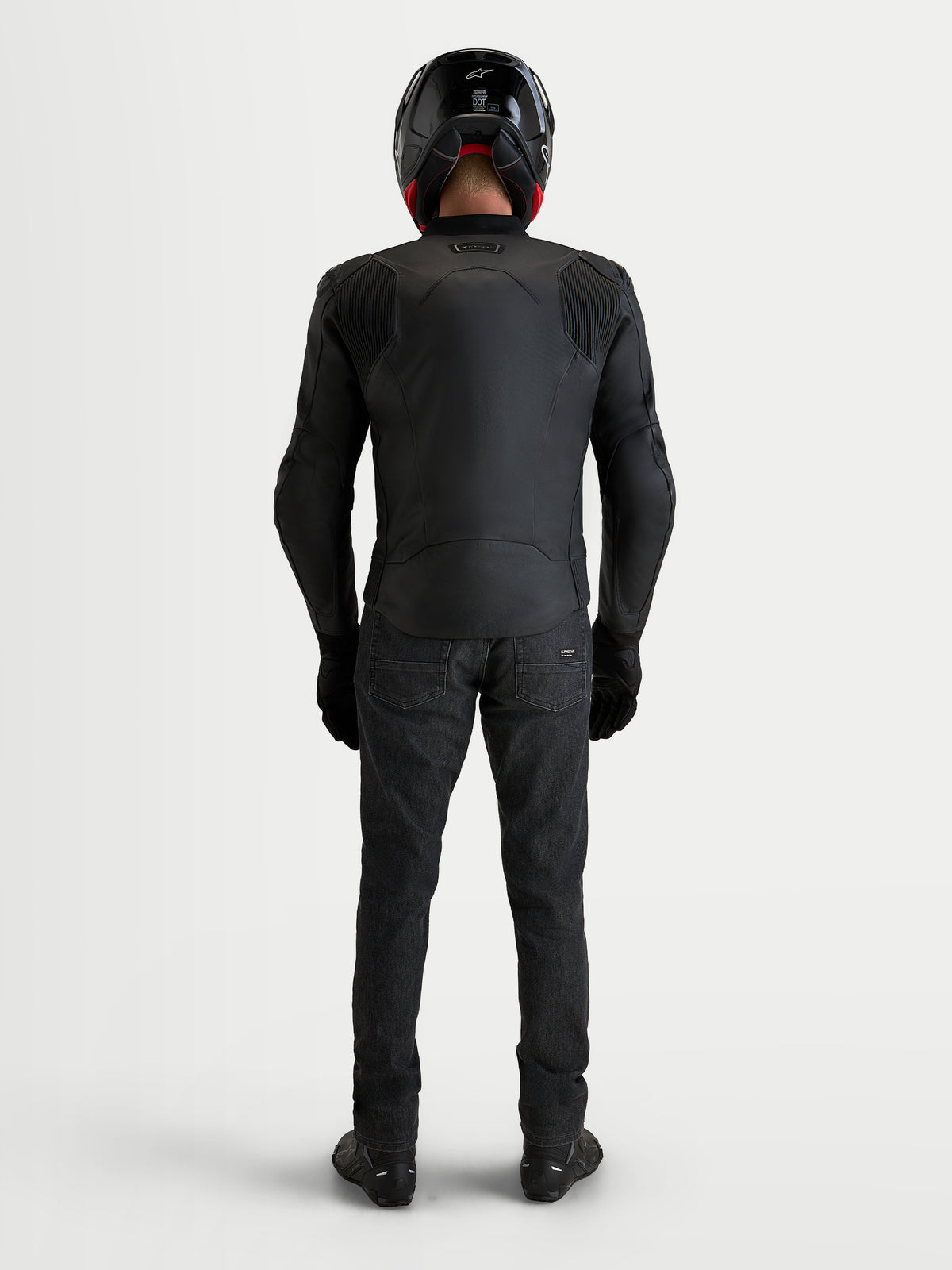 Alpinestars Caliber V 2, blusão de moto em couro para homem, preto, vista traseira num modelo a mostrar painéis de mobilidade em acordeão e construção desportiva