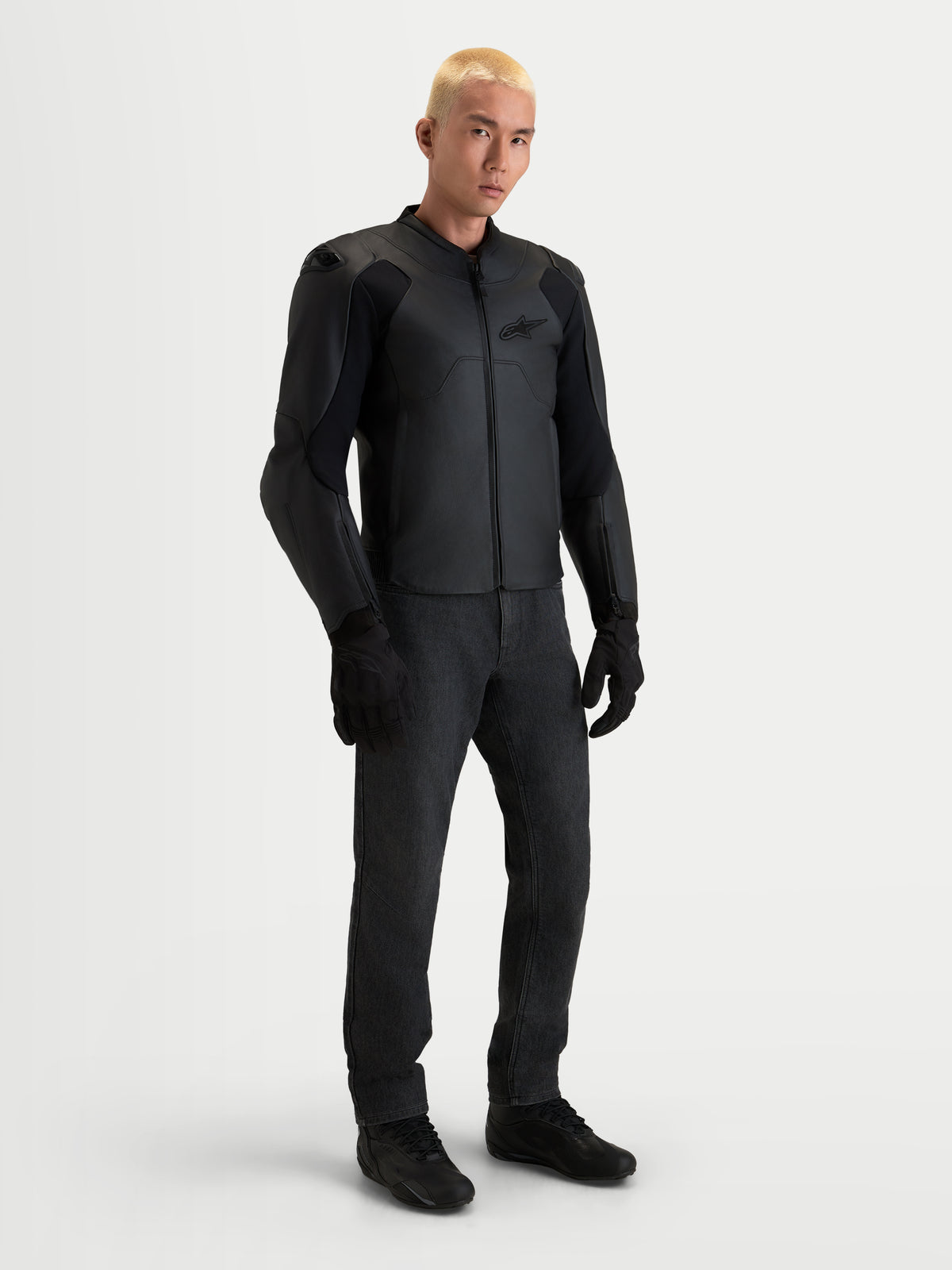 Alpinestars Caliber V2, blusão de moto em couro para homem, preto, com corte desportivo, proteção certificada AA e ombros DFS de perfil baixo, usado por um modelo