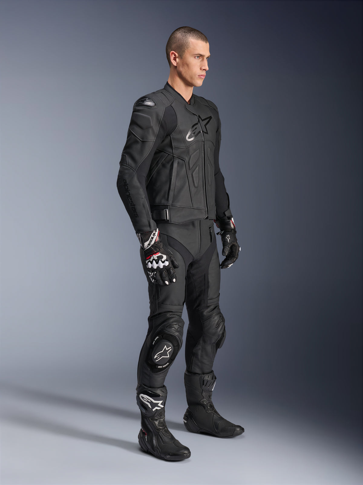 Alpinestars Dusk, casaco de couro de moto para homem, preto, couro bovino com design ergonómico, usado com calças e botas de corrida.