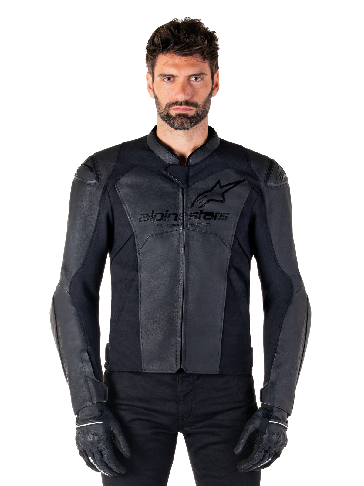 Casaco de Pele Alpinestars Faster V3, casaco de moto preto, pele premium com painéis elásticos HRSF, ajuste desportivo elegante, ombros reforçados com protetores, usado com luvas pretas, equipamento profissional para condução em estrada