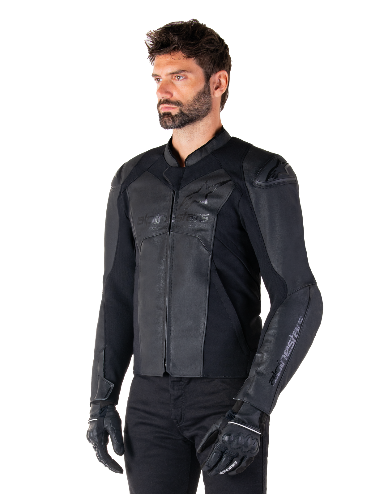 Casaco de Couro Alpinestars Faster V3, casaco de condução desportiva, preto, usado por um modelo masculino com calças e luvas pretas, construção em couro premium com painéis elásticos e protetores de ombro DFS GP Lite, silhueta desportiva elegante e moderna