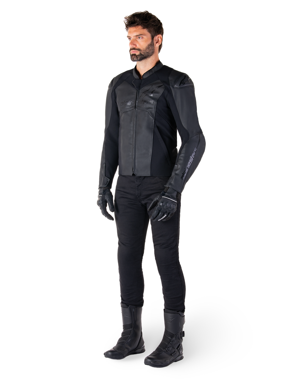 Casaco de Couro Alpinestars Faster V3, preto, usado com calças, luvas e botas pretas, com uma construção em couro técnico, painéis elásticos HRSF, protetores de ombro DFS GP Lite integrados e uma silhueta desportiva refinada
