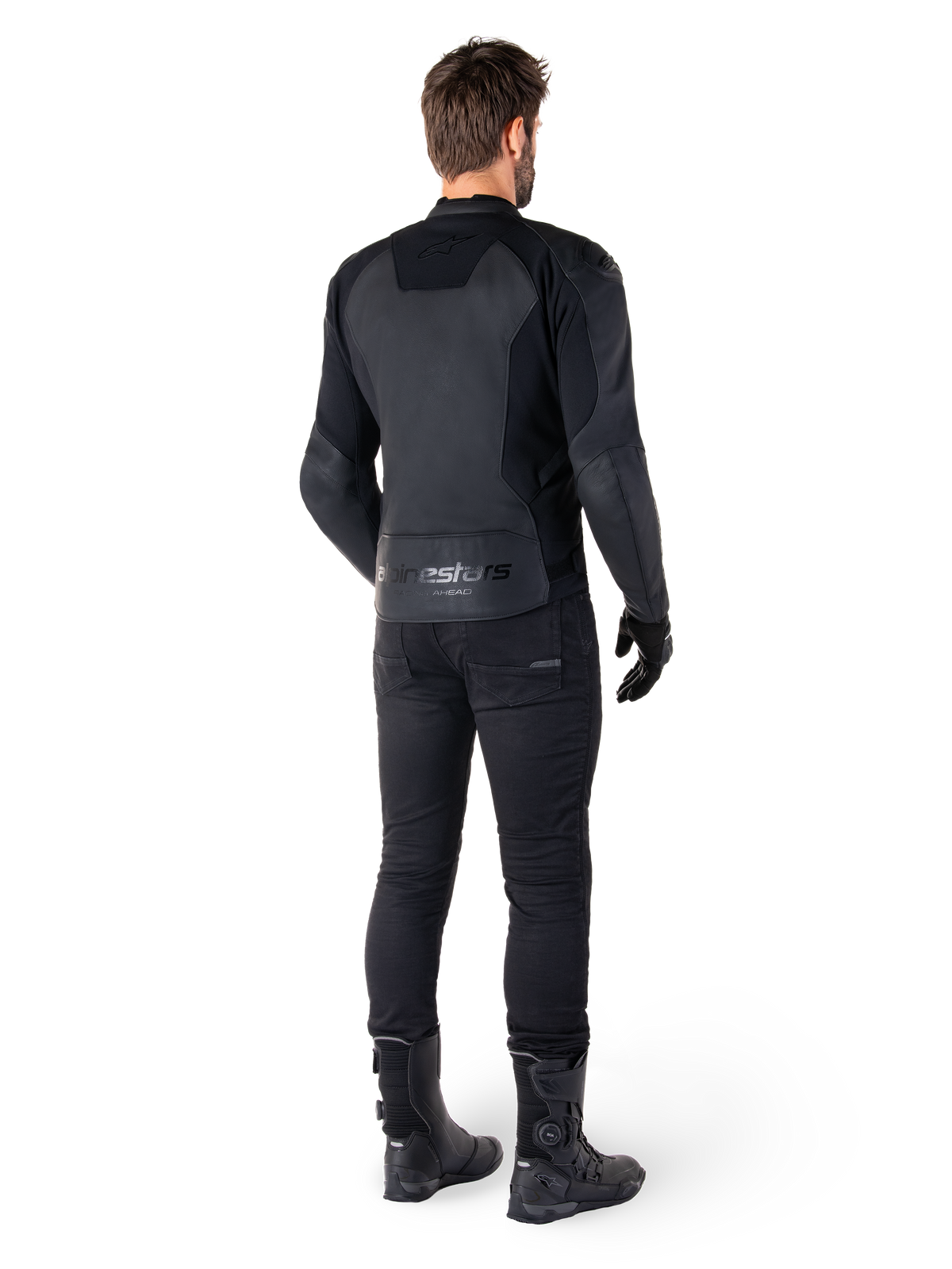 Casaco de Couro Alpinestars Faster V3, Preto, vista traseira num motociclista, apresentando painéis de couro premium e marca Alpinestars em relevo, combinado com calças e botas de condução pretas para um visual completo de motociclismo desportivo.