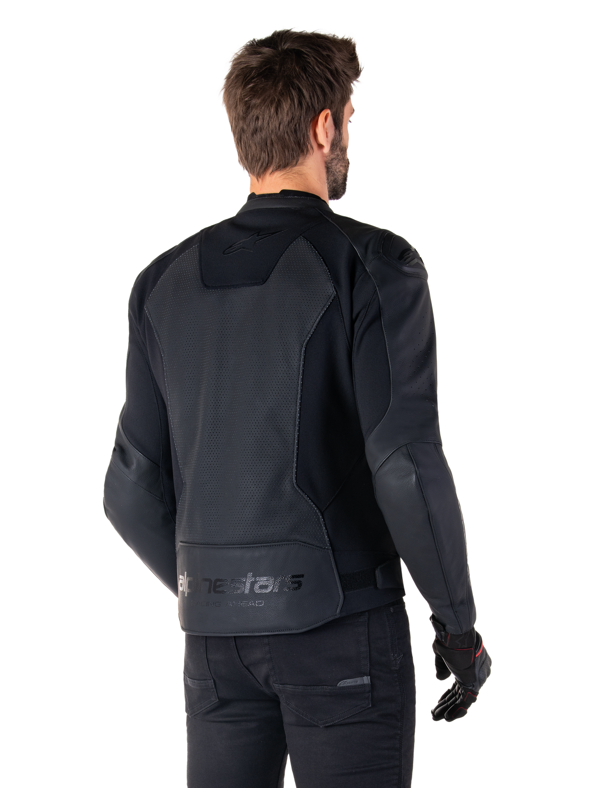 Alpinestars Faster V3 Airflow Leather Jacket, preto, vista traseira de um homem a usar um casaco de motociclismo desportivo em couro, com painéis traseiros perfurados, inserções elásticas e logótipo Alpinestars na bainha inferior, combinado com calças e luvas pretas