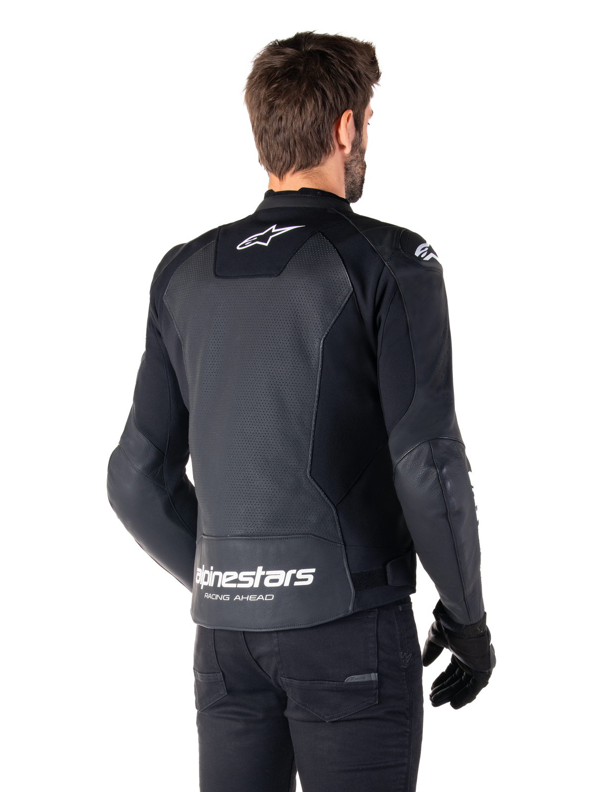 Alpinestars Faster V3 Airflow Leather Jacket, casaco de couro preto e branco, vista traseira num modelo, com costas em couro perfurado para ventilação, logótipos brancos na parte superior e na cintura com o texto 'Racing Ahead', design desportivo com painéis de estiramento para motociclismo